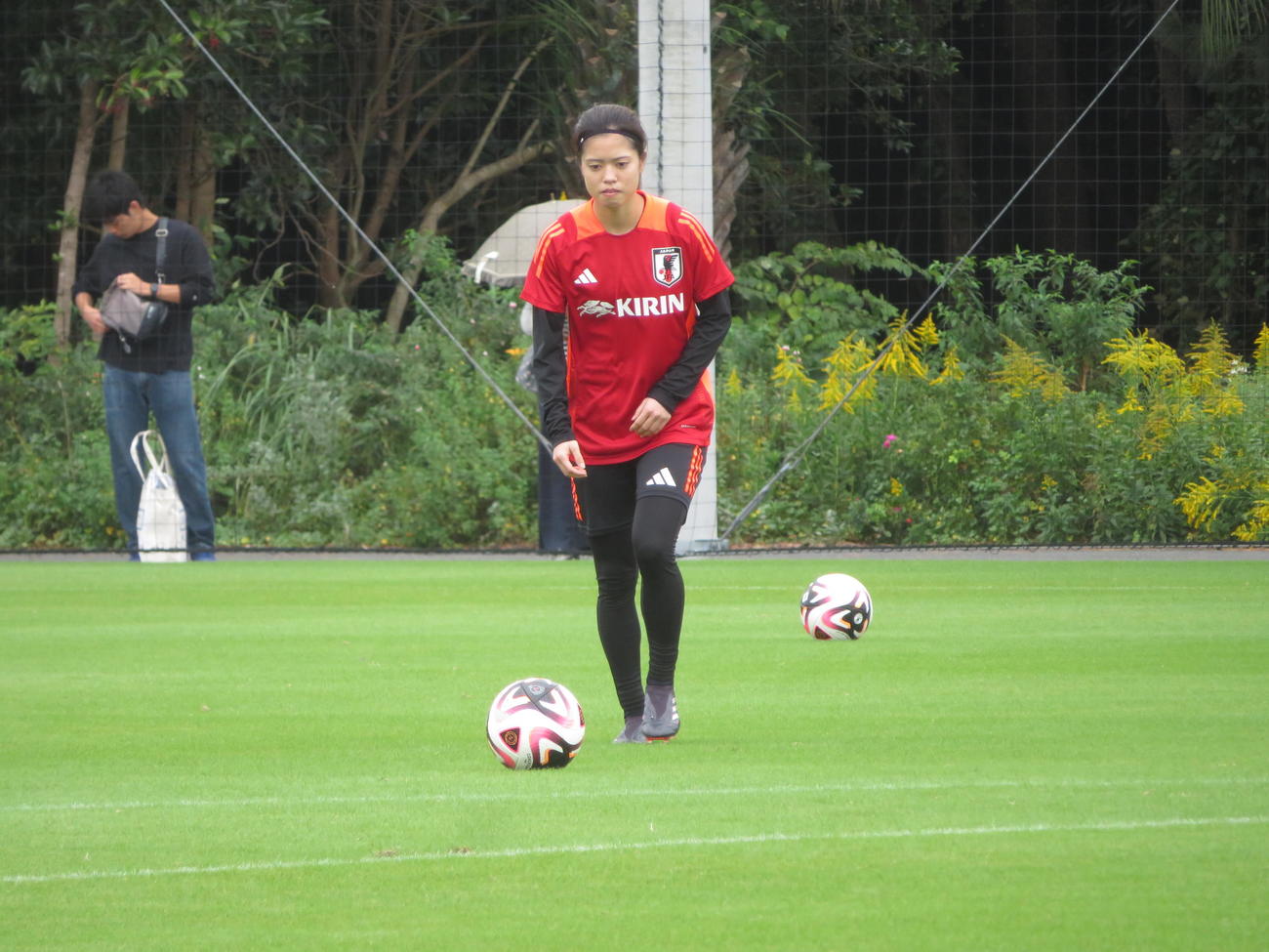 韓国戦に向けて活動する女子日本代表なでしこジャパンMF長谷川唯（撮影・佐藤成）