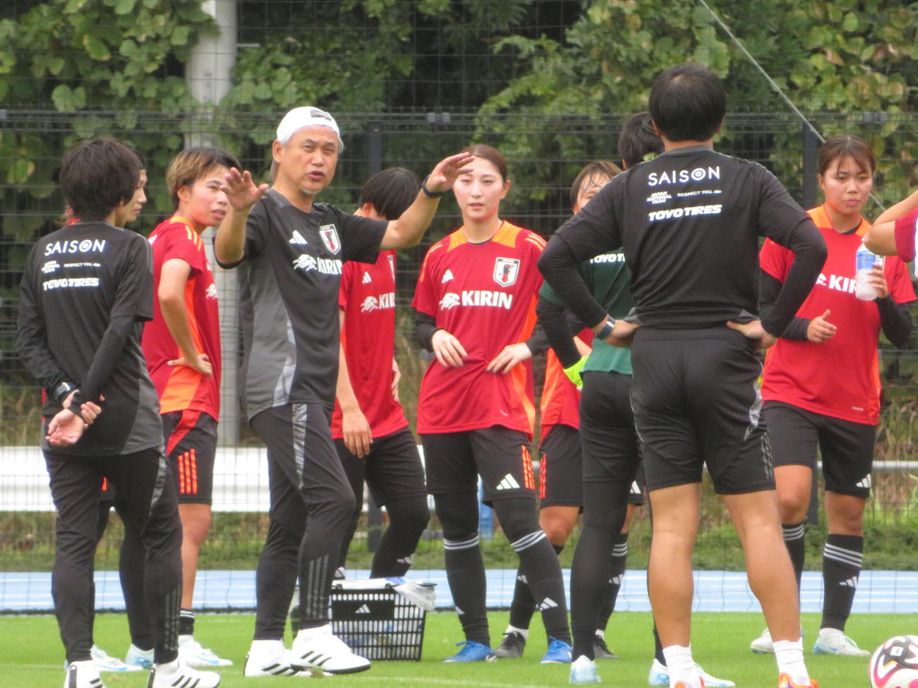 韓国戦に向けて活動する女子日本代表なでしこジャパン佐々木則夫監督代行（撮影・佐藤成）
