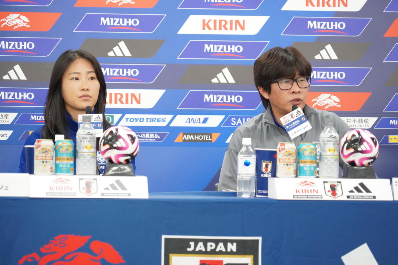 女子日本代表なでしこジャパンとの親善試合に向けて前日会見に出席した女子韓国代表MFイ・ヨンジュ主将とシン・サンウ監督（撮影・佐藤成）