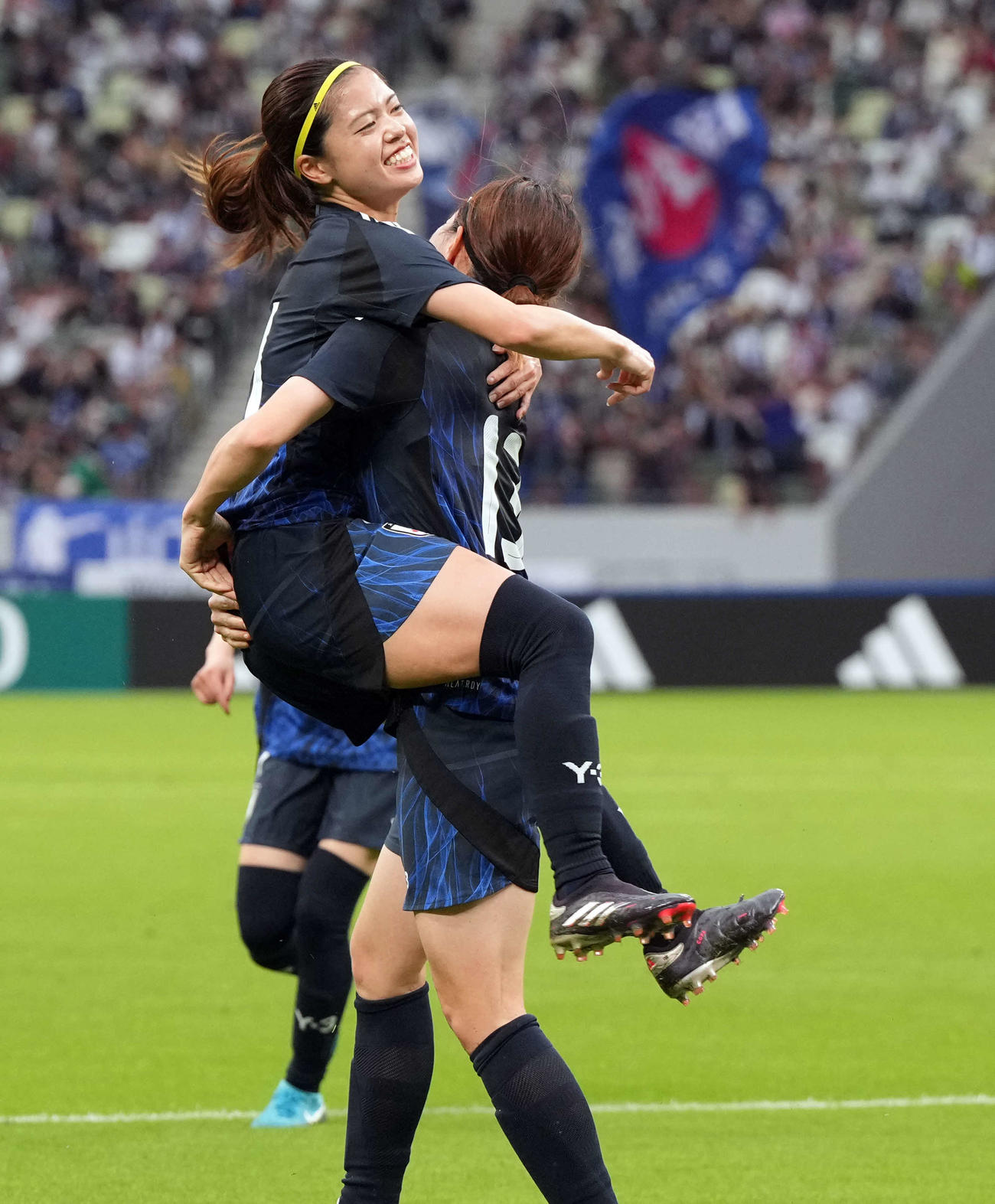 日本対韓国　前半、先制ゴールを決めた北川に抱きつく長谷川（撮影・たえ見朱実）