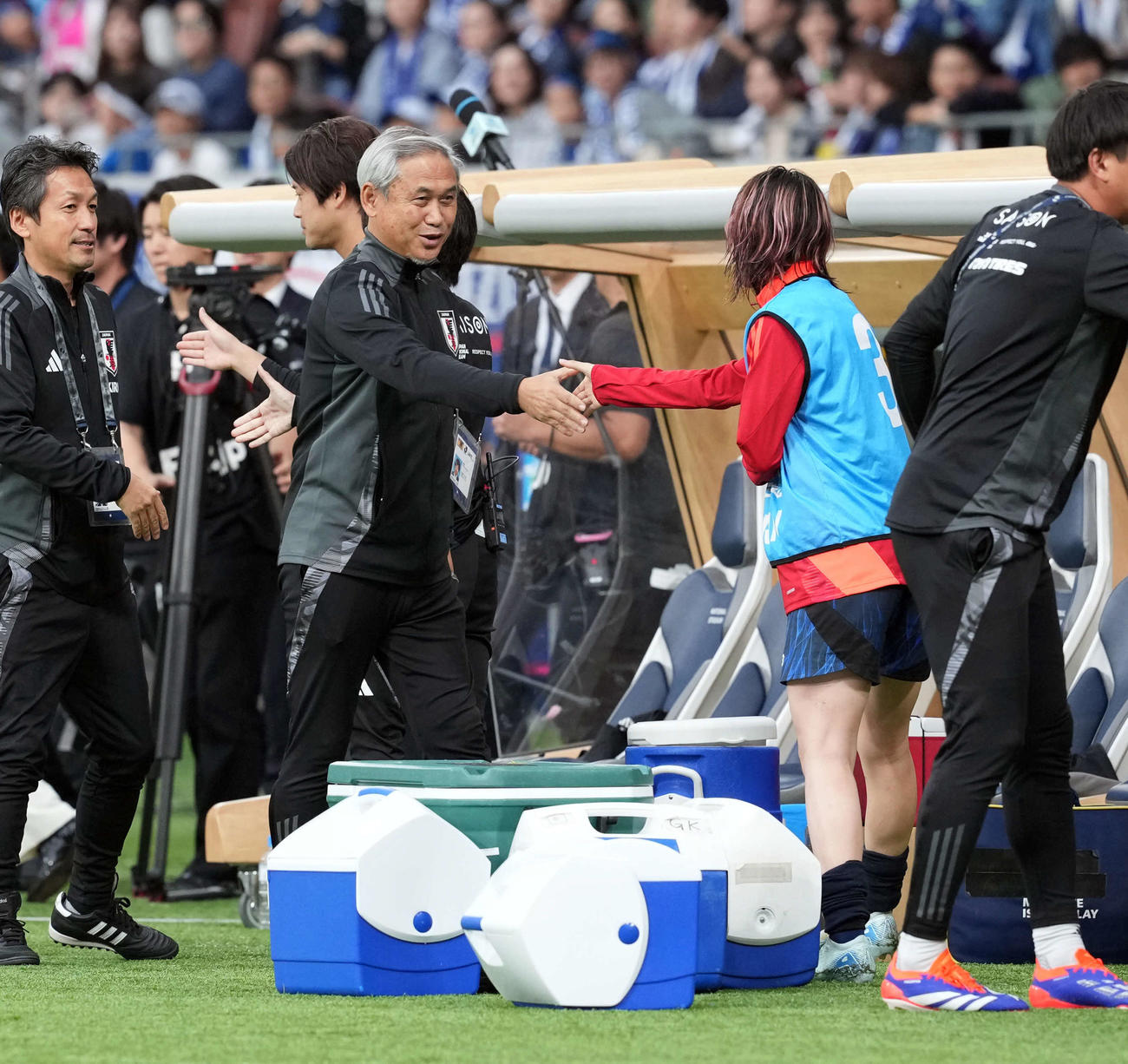 日本対韓国　韓国に完勝し笑顔を見せる佐々木監督代行（撮影・たえ見朱実）