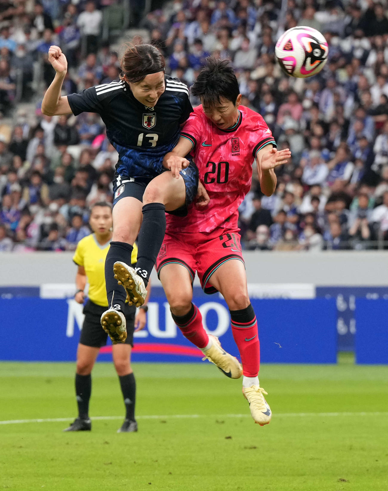 日本対韓国　前半、先制ゴールを決める北川（左）（撮影・たえ見朱実）