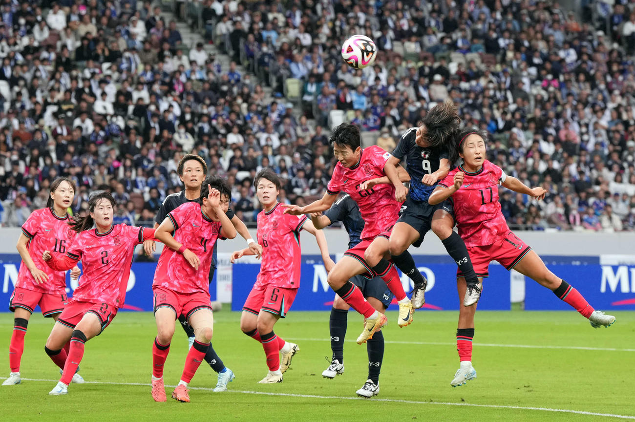 日本対韓国　後半、セットプレーからゴールを狙う日本（撮影・たえ見朱実）