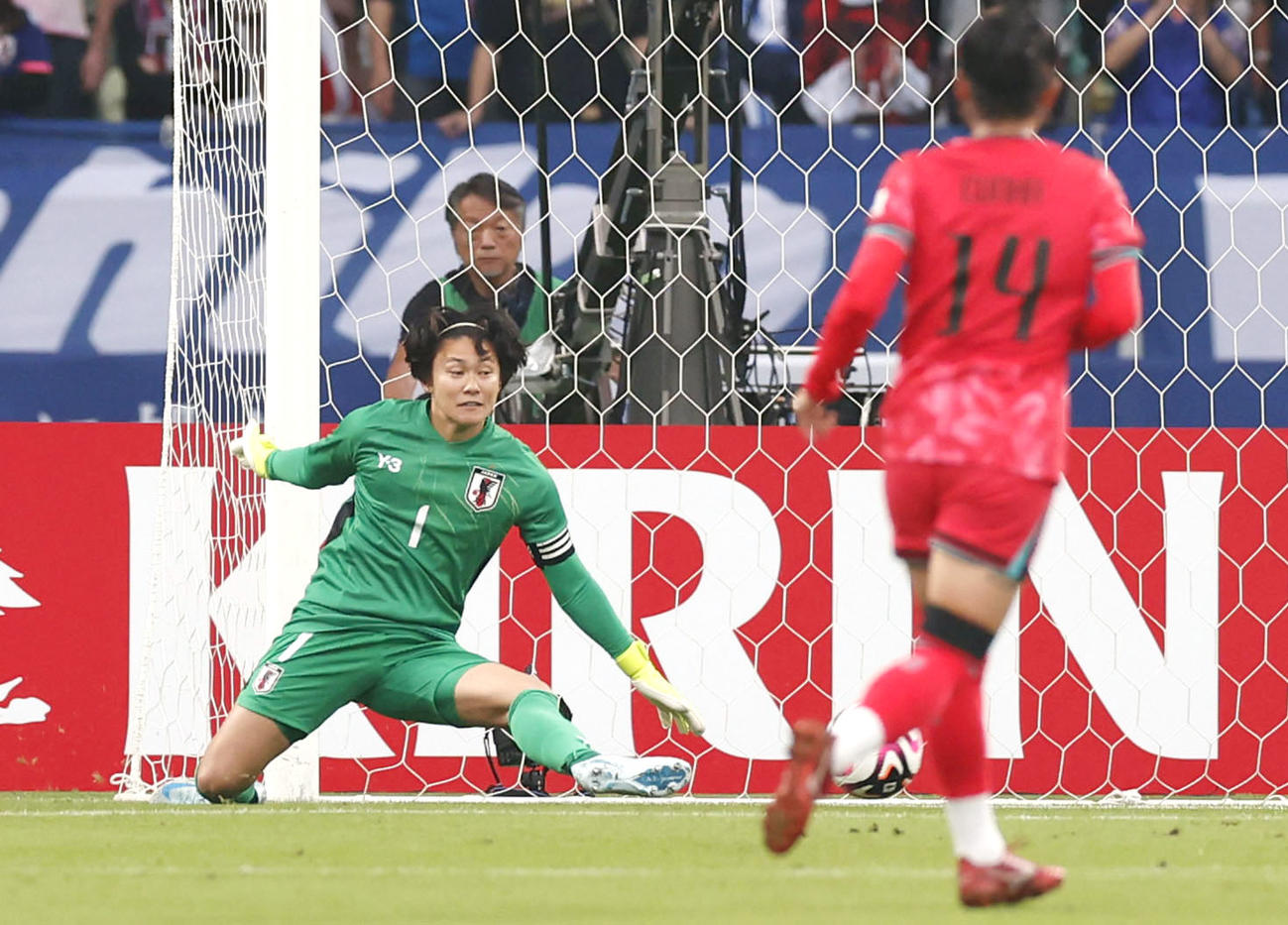前半、ゴールを守るGK山下（左）（共同）