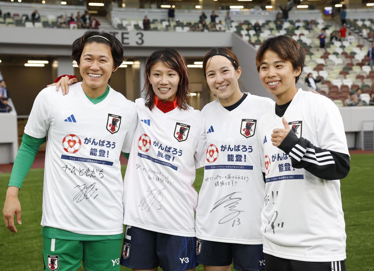 韓国に快勝し、笑顔で写真に納まる（左から）GK山下、守屋、北川、田中（共同）