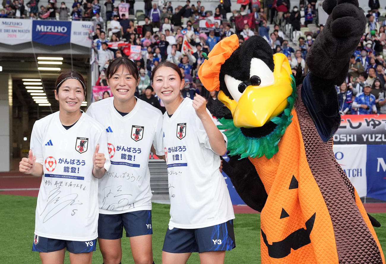 日本対韓国　韓国に完勝し笑顔で記念撮影に納まる、左から遠藤、石川、塩越（撮影・たえ見朱実）