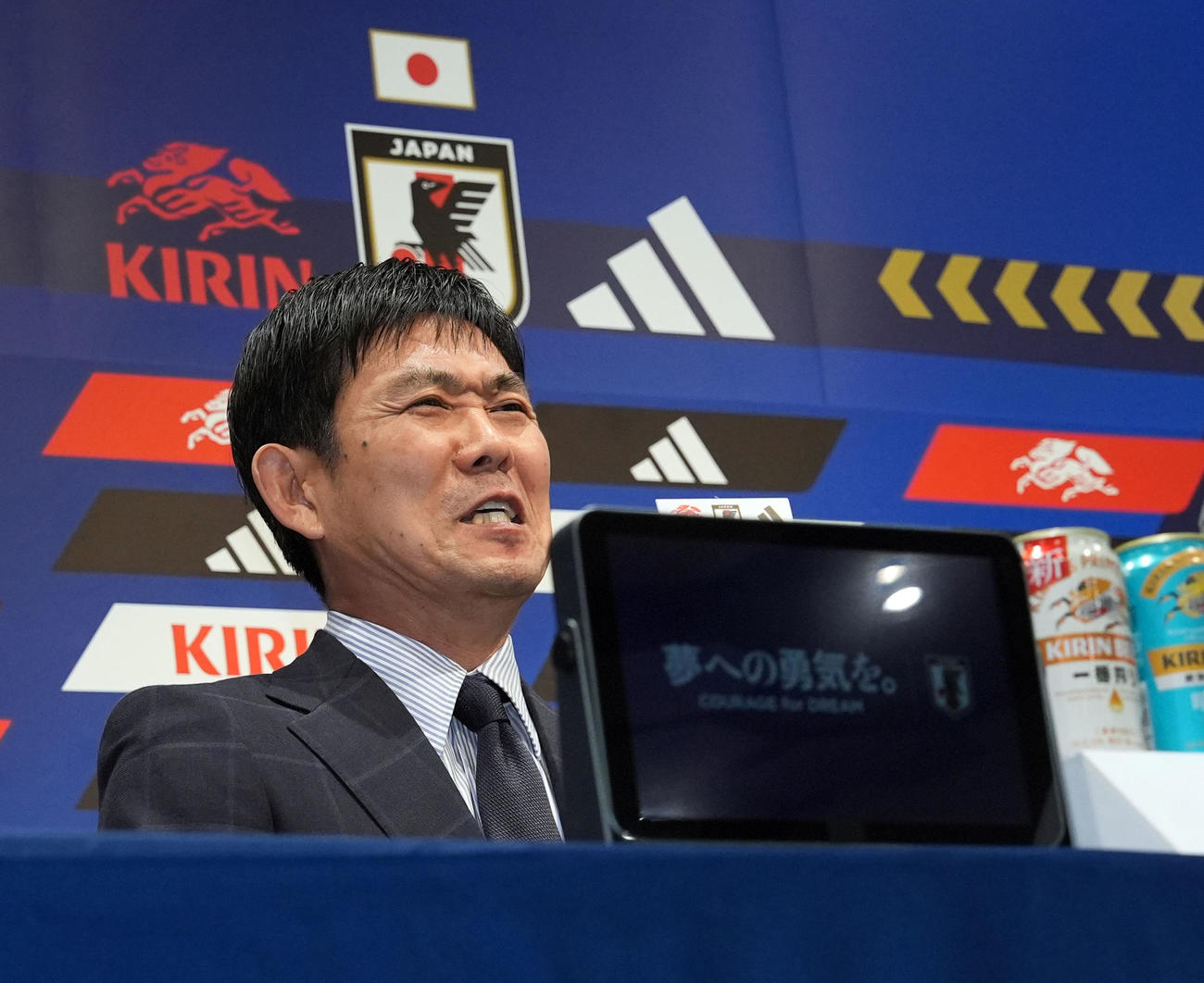 約1時間の会見を終え表情を崩す日本代表森保監督（撮影・たえ見朱実）