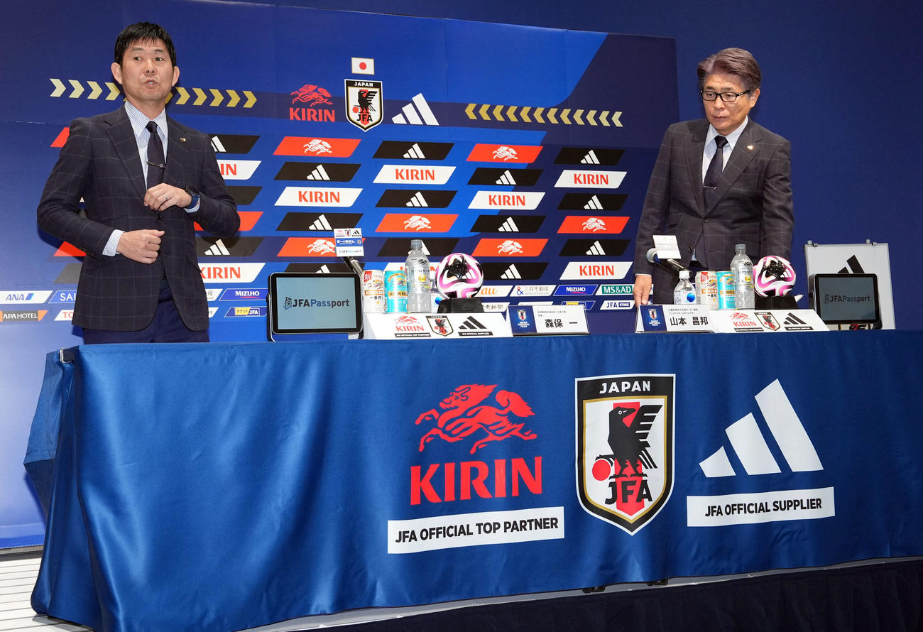 会見に臨む日本代表森保監督。右は山本ナショナルチームダイレクター（撮影・たえ見朱実）