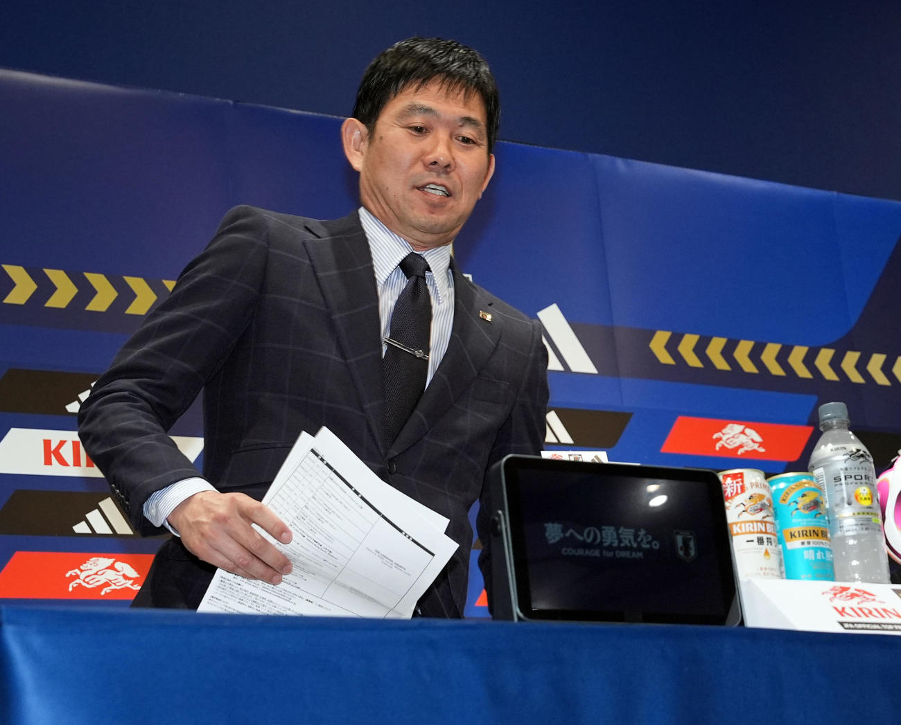約1時間の会見を終え退席する日本代表森保監督（撮影・たえ見朱実）