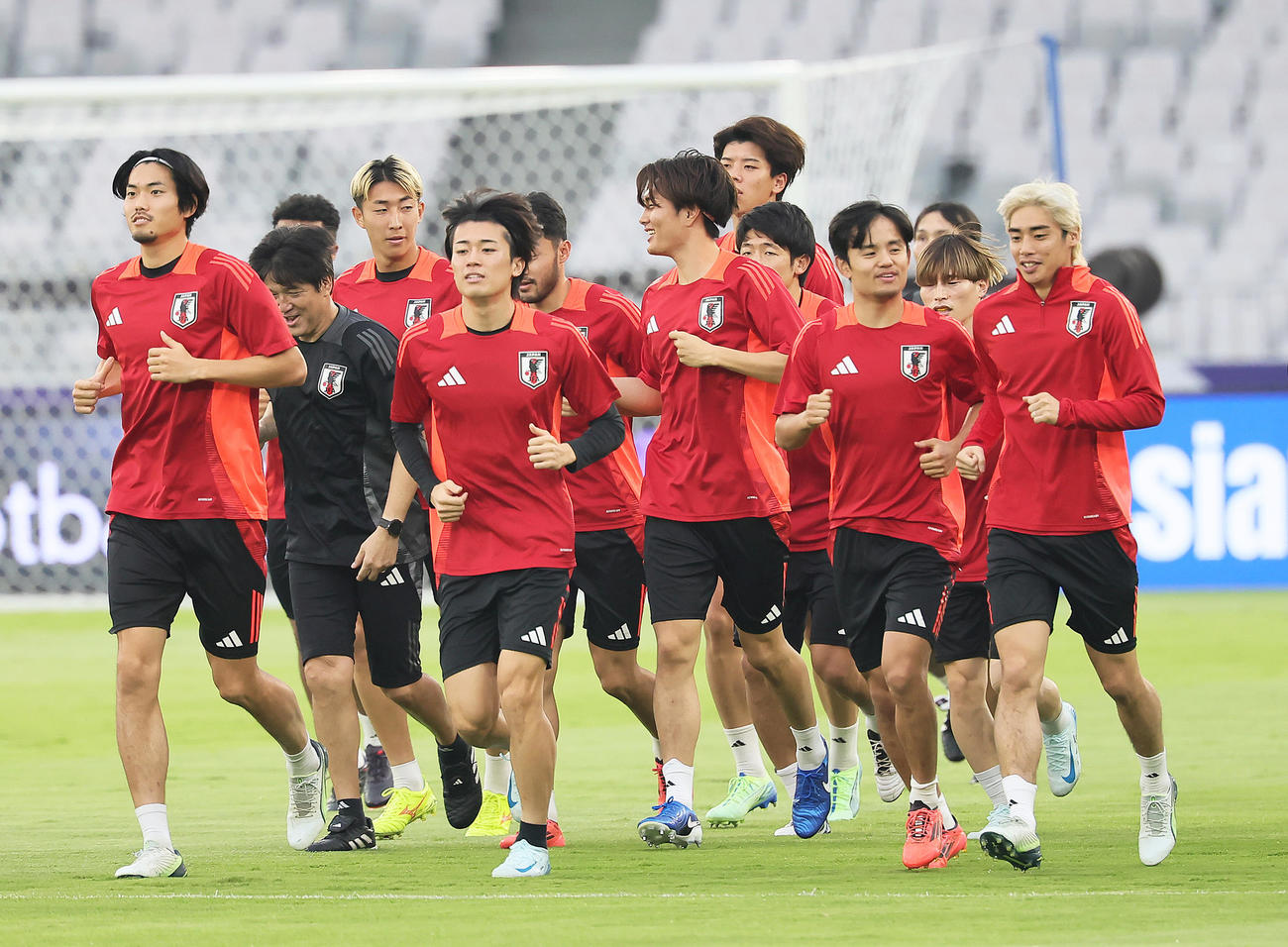 インドネシア戦の前日練習に臨む伊東（右端）、久保（右から2人目）ら（撮影・足立雅史）