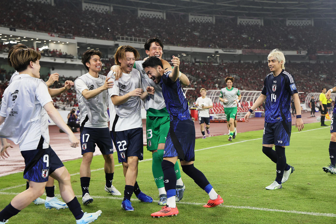 日本対インドネシア　後半、ゴールを決め、チームメートと喜び合う菅原（右から2人目）（撮影・足立雅史）