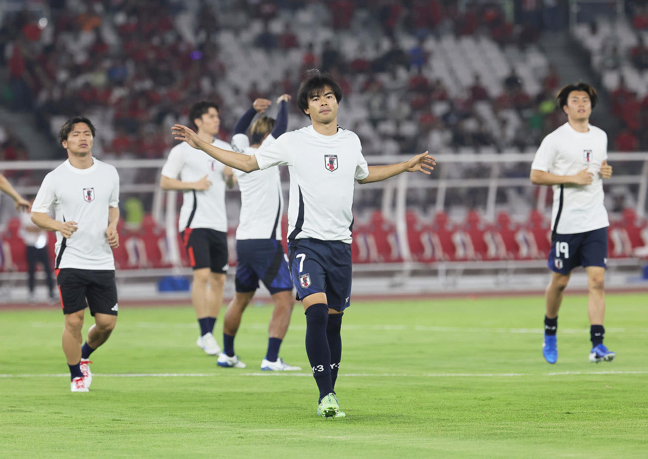日本対インドネシア　試合前、ウオーミングアップする三笘（中央）ら（撮影・足立雅史）