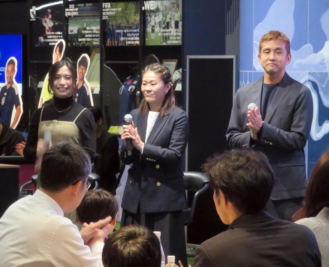 日本サッカー協会の体験型教育イベントに参加する左から鮫島さん、澤さん、南葛SC稲本（撮影・鎌田直秀）