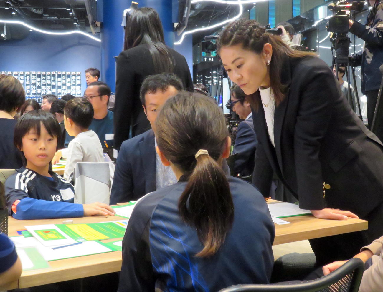 日本サッカー協会の体験型教育イベントで子供たちと会話する澤穂希さん（撮影・鎌田直秀）