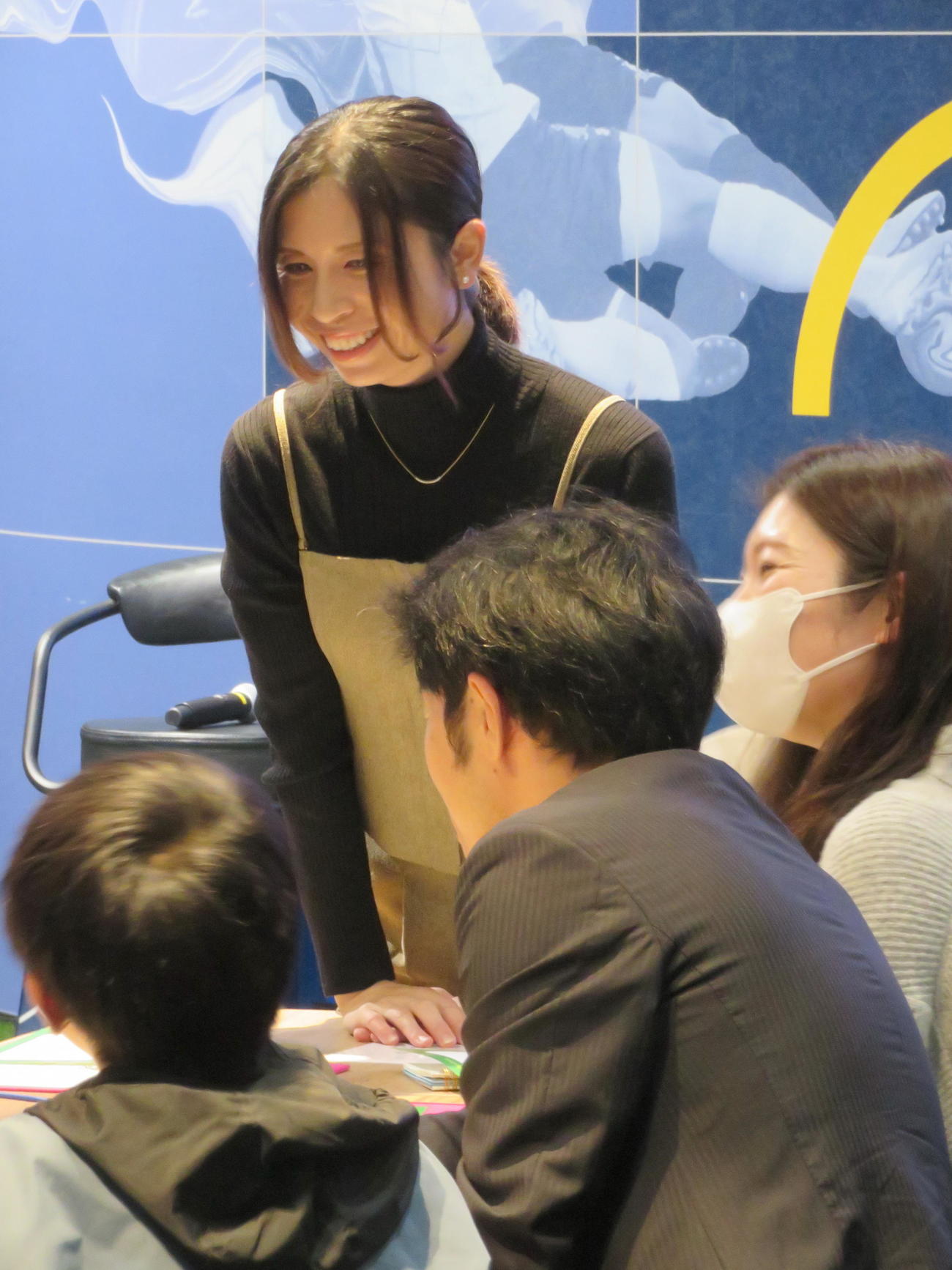 日本サッカー協会の体験型教育イベントに参加して子供たちと対話する鮫島彩さん（撮影・鎌田直秀）