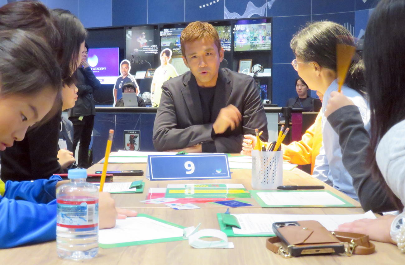 日本サッカー協会の体験型教育イベントに参加して子供たちと対話する南葛SC稲本（撮影・鎌田直秀）