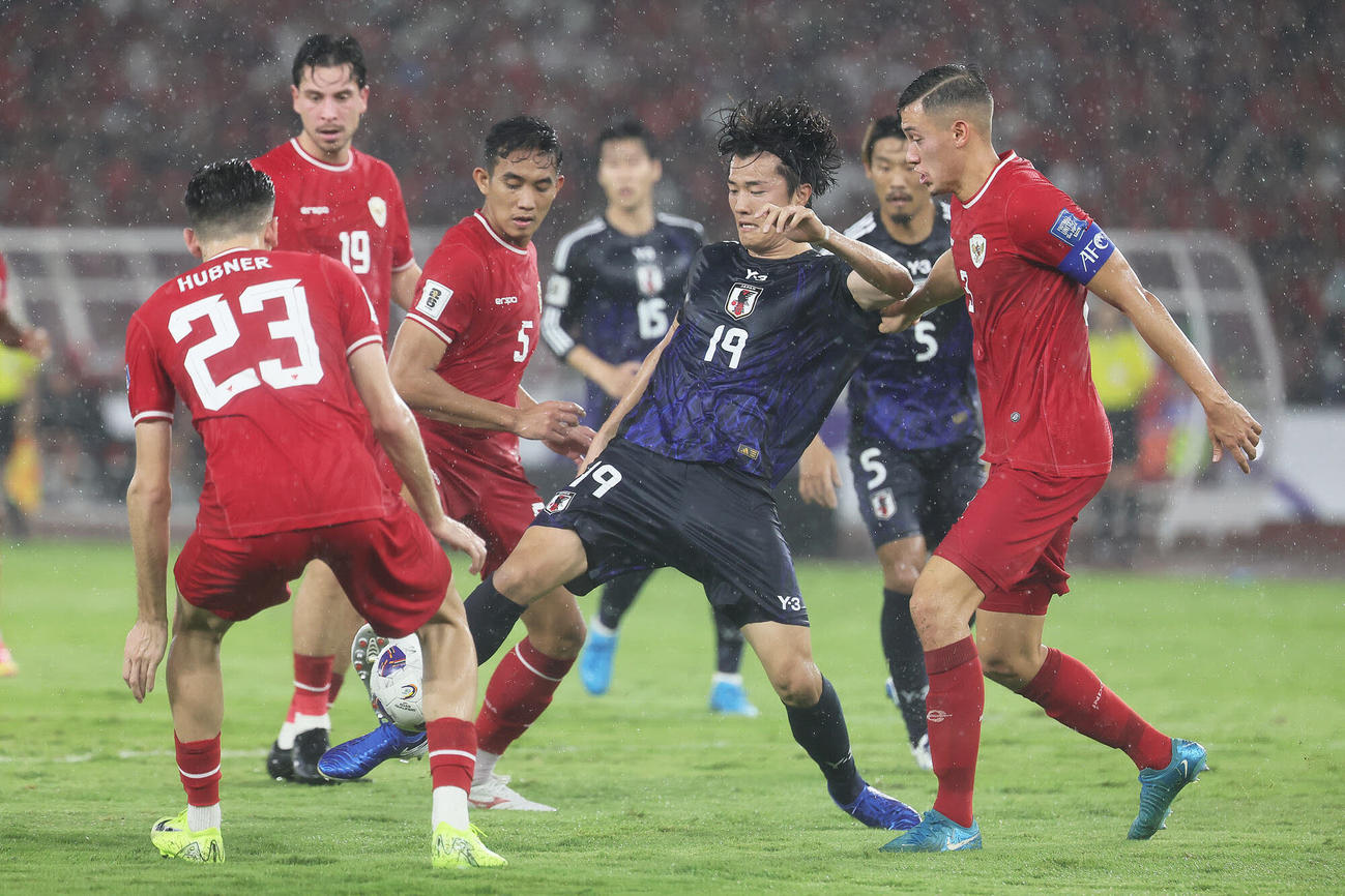 日本対インドネシア　前半、ボールをキープに向かう小川（中央）（撮影・足立雅史）