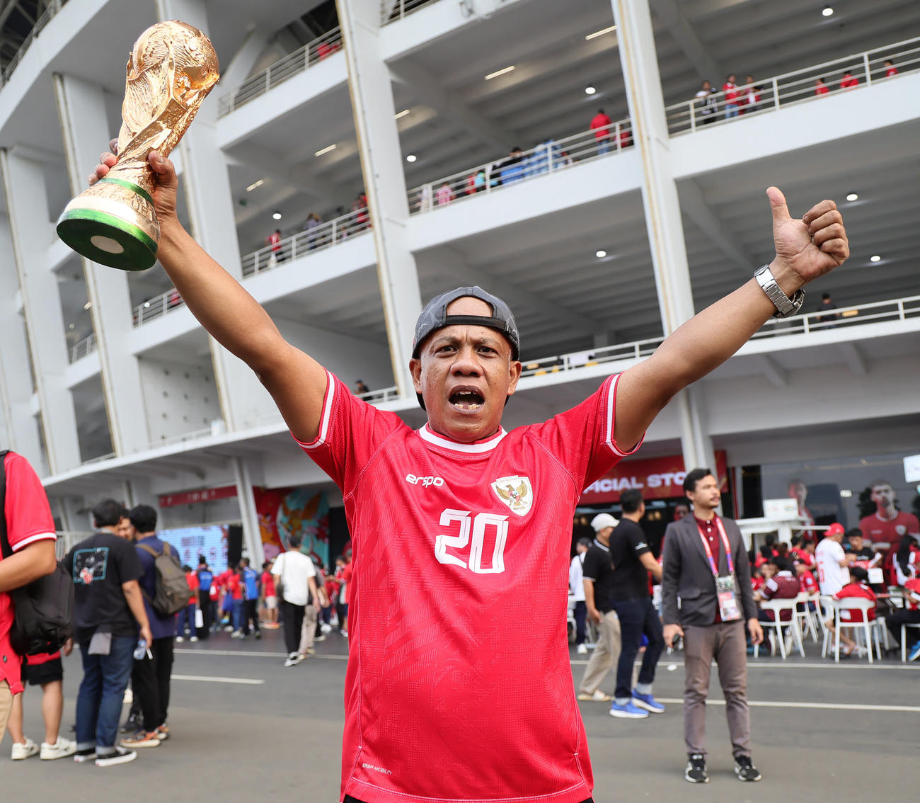 試合を前に盛り上がる、インドネシアサポーター（撮影・足立雅史）