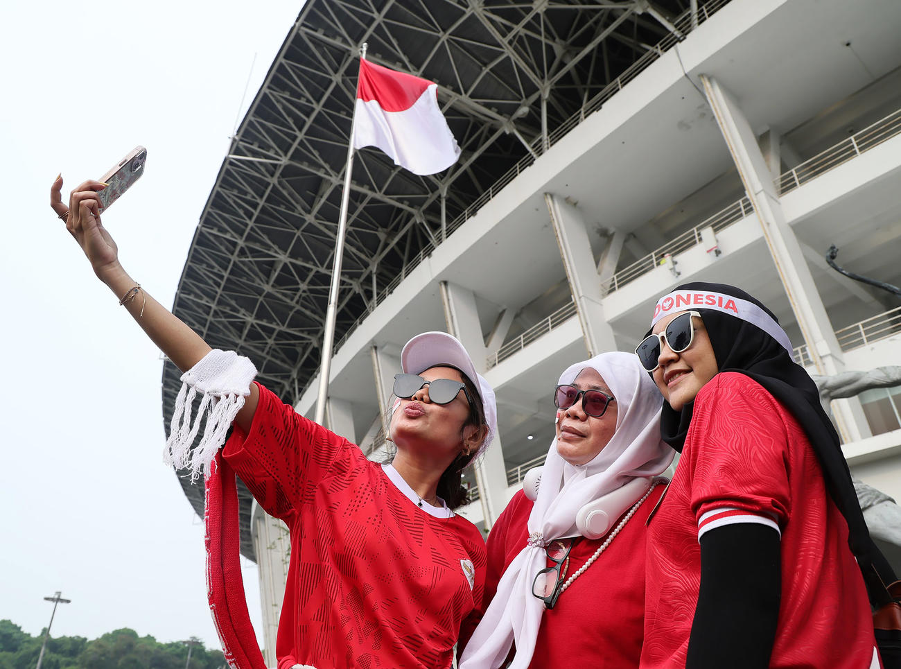 試合を前に盛り上がる、インドネシアサポーター（撮影・足立雅史）