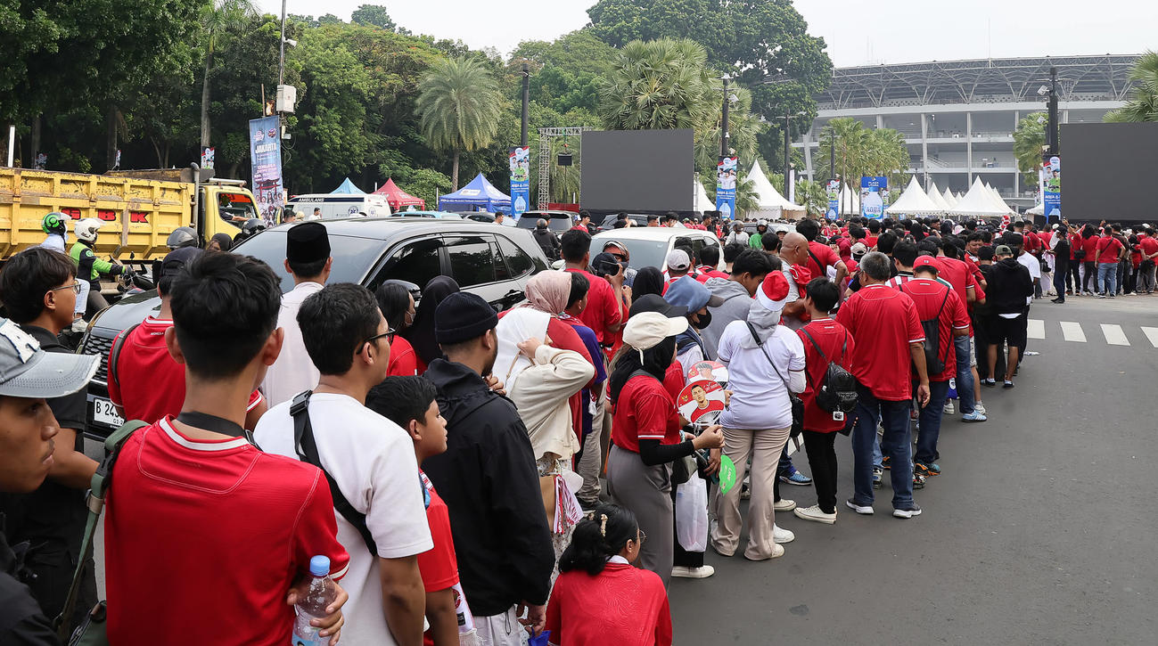 試合前、スタジアムの開場を待つインドネシアサポーター（撮影・足立雅史）