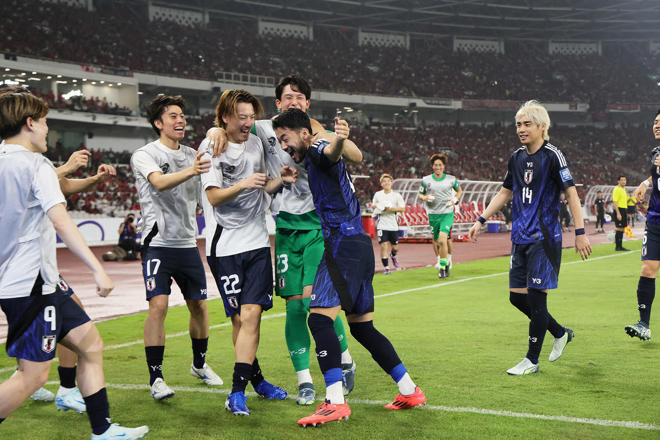 日本対インドネシア　後半、ゴールを決め、チームメートと喜び合う菅原（左から5人目）（撮影・足立雅史）