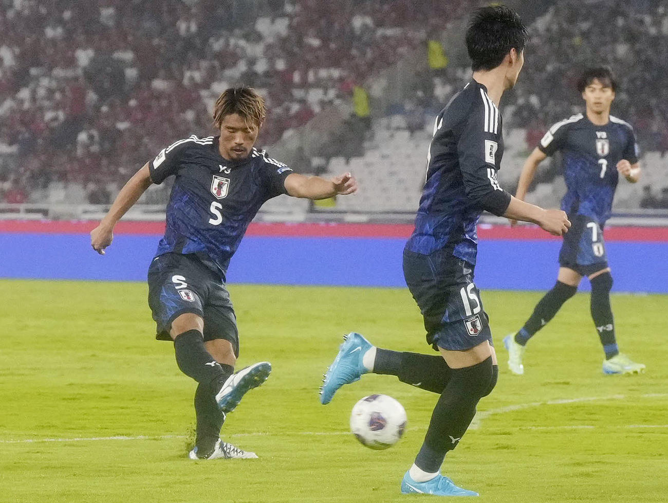 日本―インドネシア　後半、チーム3点目のゴールを決める守田（左）（共同）