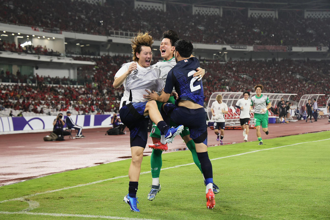 日本対インドネシア　後半、ゴールを決め、瀬古（左）らに祝福される菅原（右）。中央はGK谷（撮影・足立雅史）