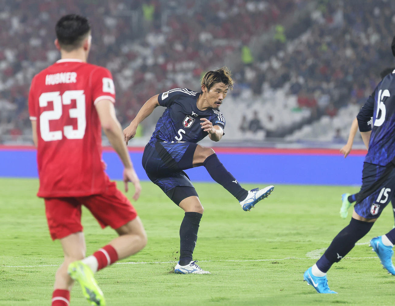 日本対インドネシア　後半、右足でゴールを決めた守田（撮影・足立雅史）