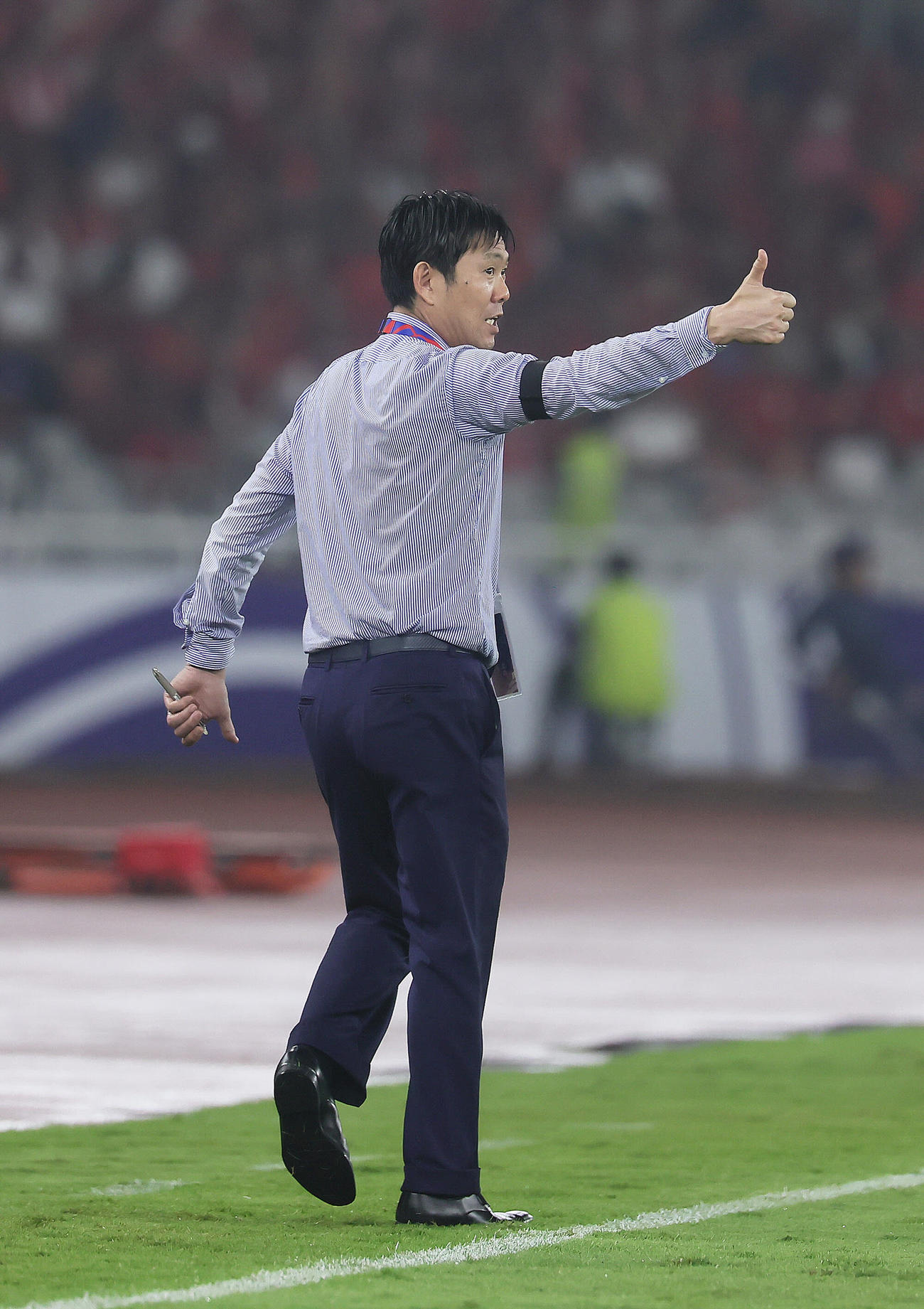 日本対インドネシア　後半、サムズアップポーズを見せる森保監督（撮影・足立雅史）