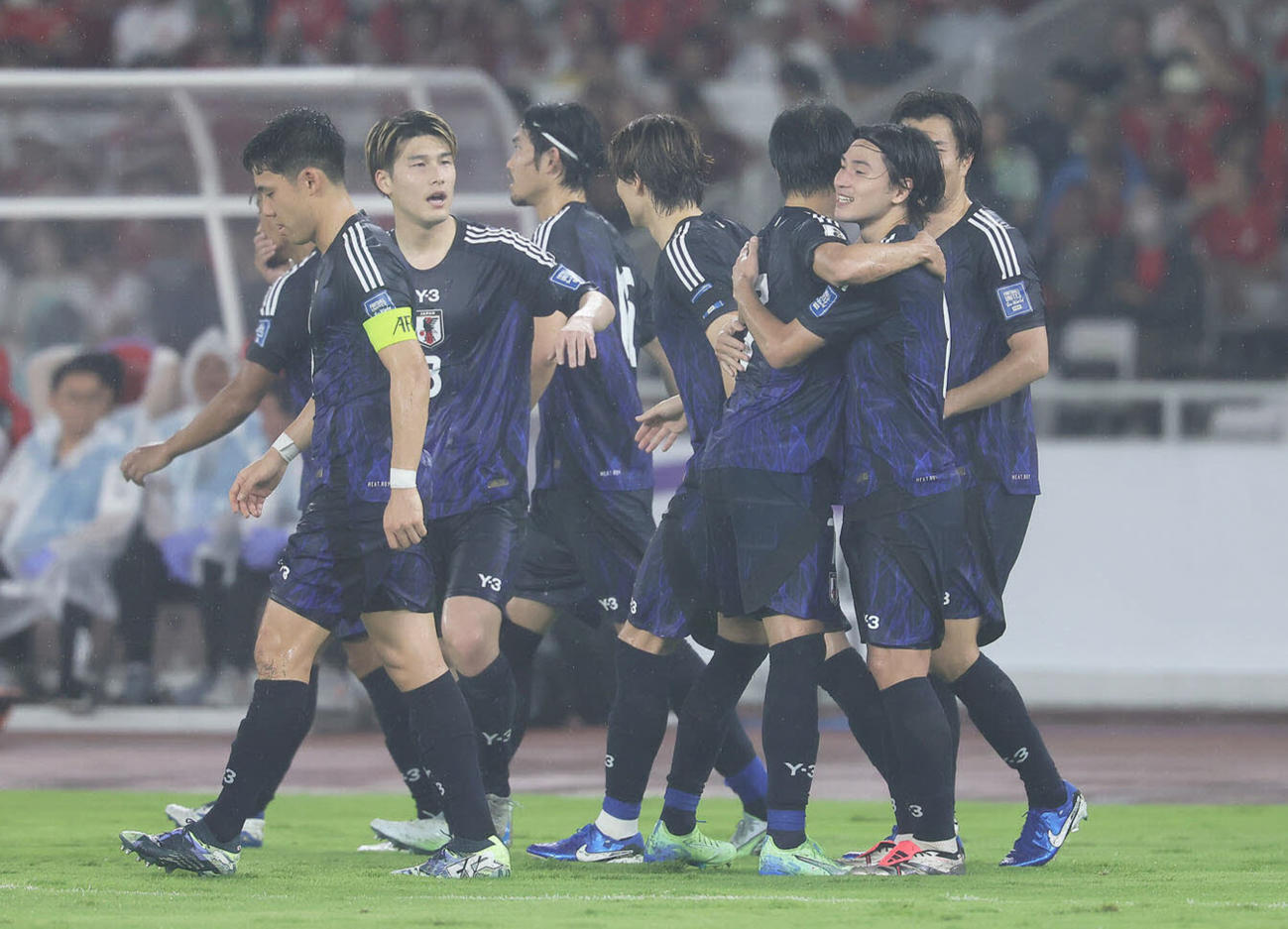 前半、ゴールを決め、チームメートと喜ぶ南野（右から2人目）（撮影・足立雅史）