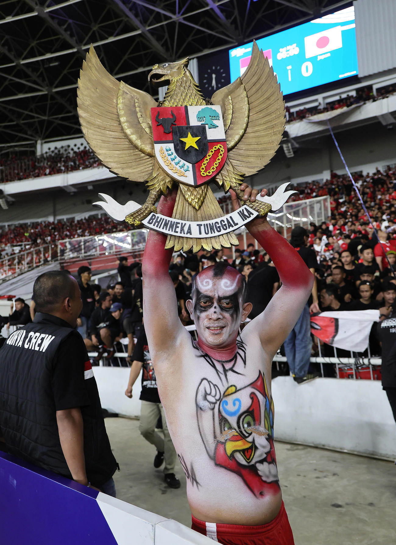 代表エンブレムを掲げ応援するインドネシアサポーター（撮影・足立雅史）