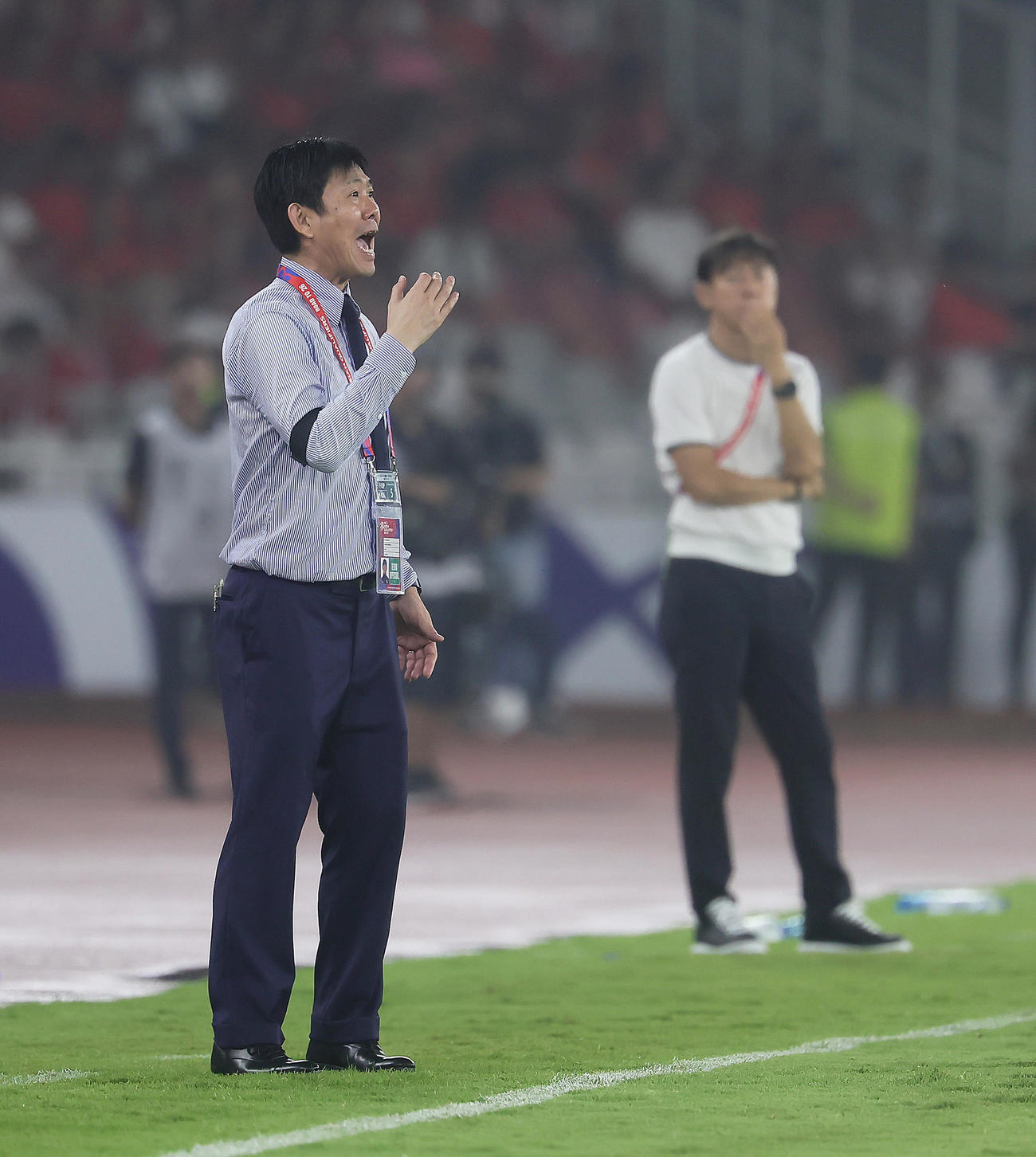日本対インドネシア　後半、指示を出す森保監督（左）。右はインドネシアのシン・テヨン監督（撮影・足立雅史）