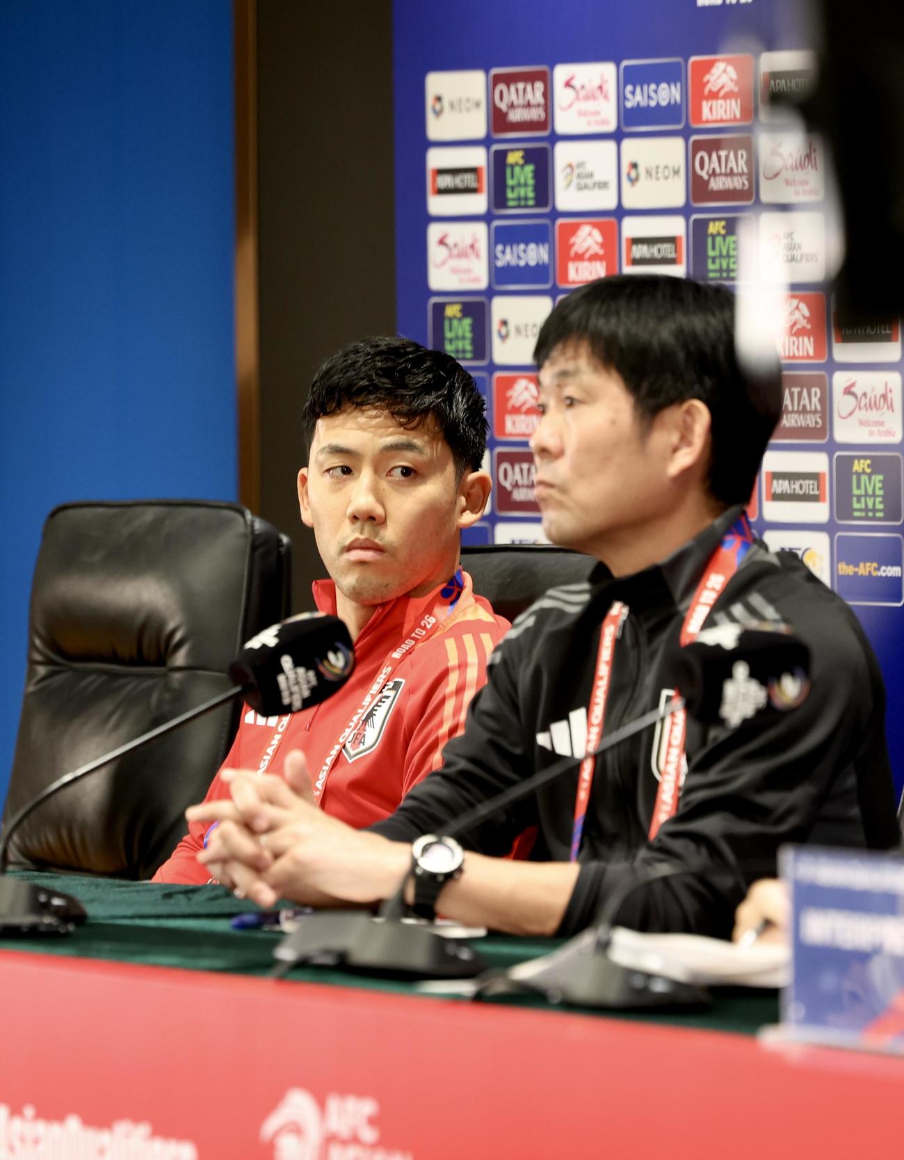 26年W杯アジア最終予選第6戦中国戦の前日会見に臨む日本代表遠藤（左）と森保監督（撮影・河田真司）