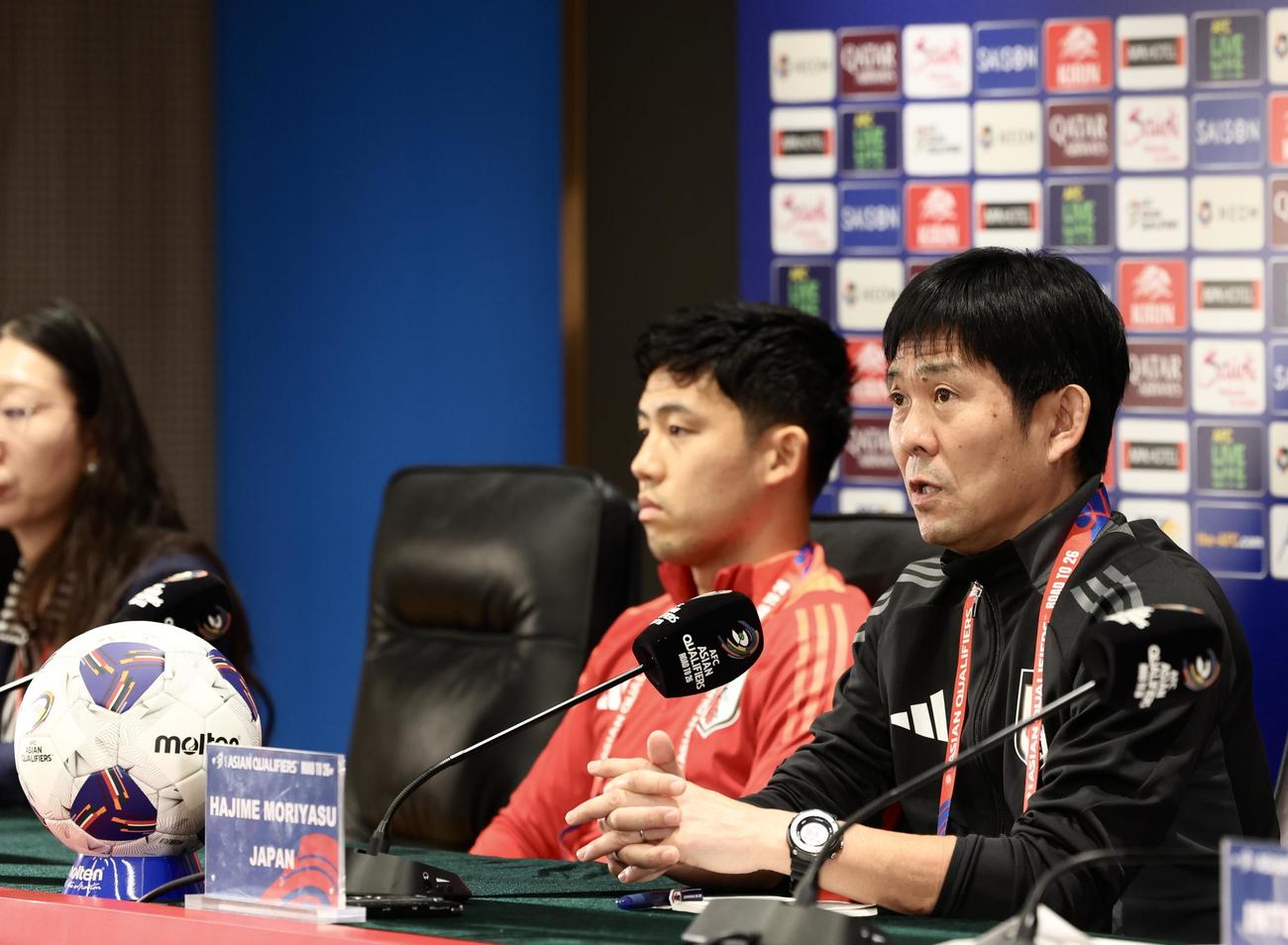 26年W杯アジア最終予選第6戦中国戦の前日会見に臨む日本代表森保監督（左）と遠藤（撮影・河田真司）