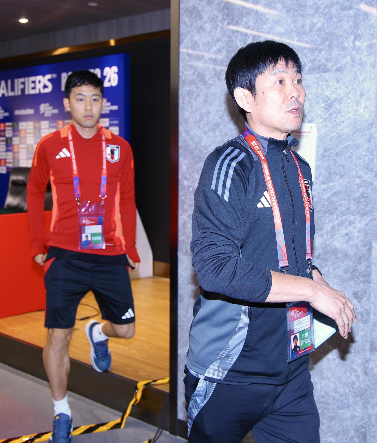 26年W杯アジア最終予選第6戦中国戦の前日会見を終え移動する日本代表森保監督（右）と遠藤（撮影・河田真司）