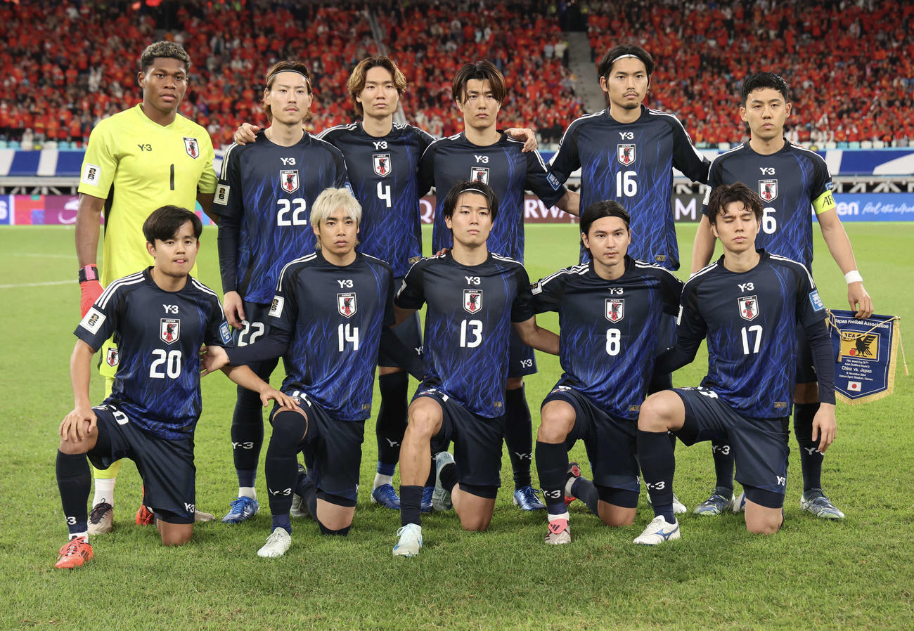 日本対中国　試合前、集合写真に納まる日本代表の選手たち（撮影・河田真司）