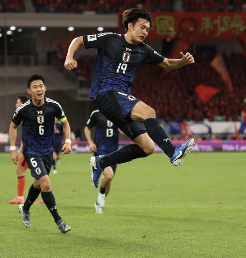 日本対中国 前半、先制ゴールを決めた小川はジャンプしながらガッツポーズする。後方左は遠藤(撮影・河田真司)