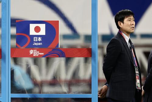 日本対中国 開始前、スタジアム内を見つめる日本代表森保監督(撮影・河田真司)
