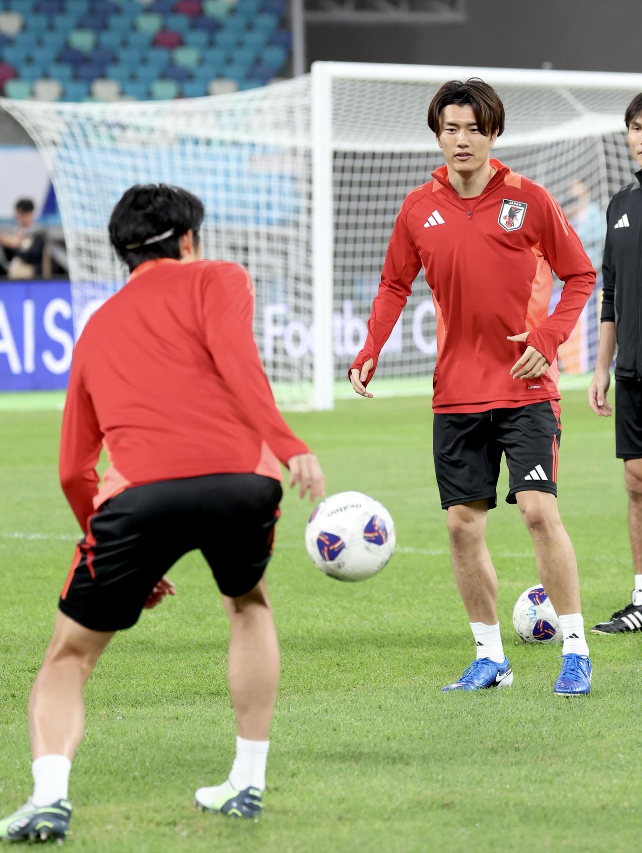 前日練習でボールを回す小川（右）（撮影・河田真司）