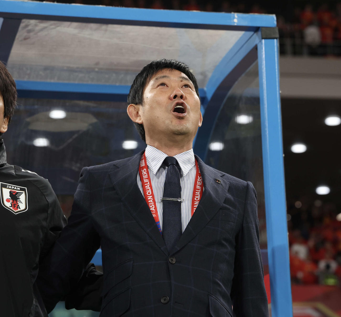日本対中国　試合前、君が代斉唱する森保監督（撮影・河田真司）