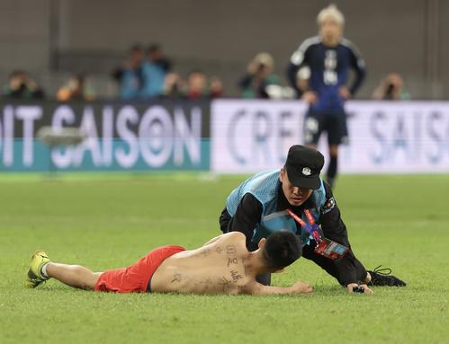 日本代表】白タンクトップ、赤パン男、乱入 警備員6人ピッチ追走 最後