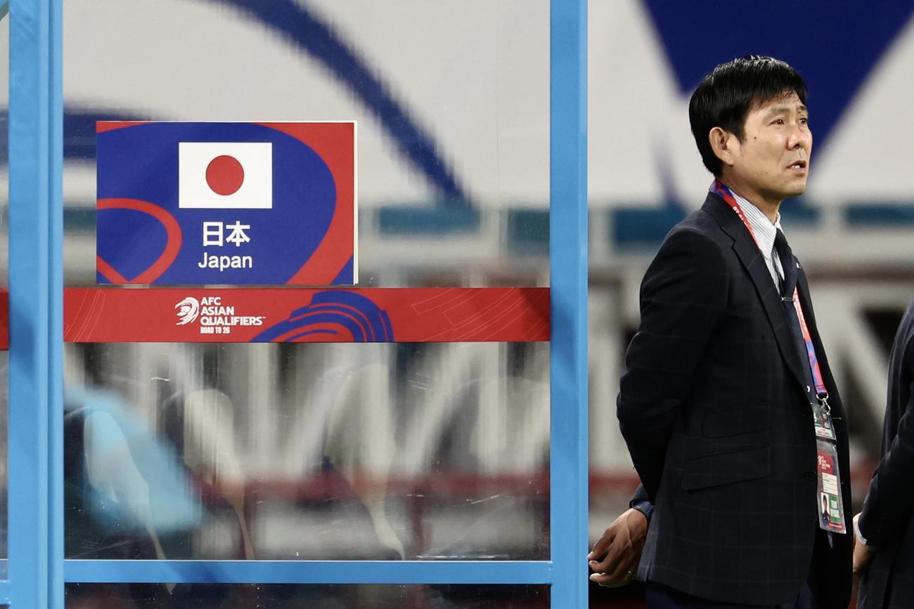 日本対中国　開始前、スタジアム内を見つめる日本代表森保監督（撮影・河田真司）