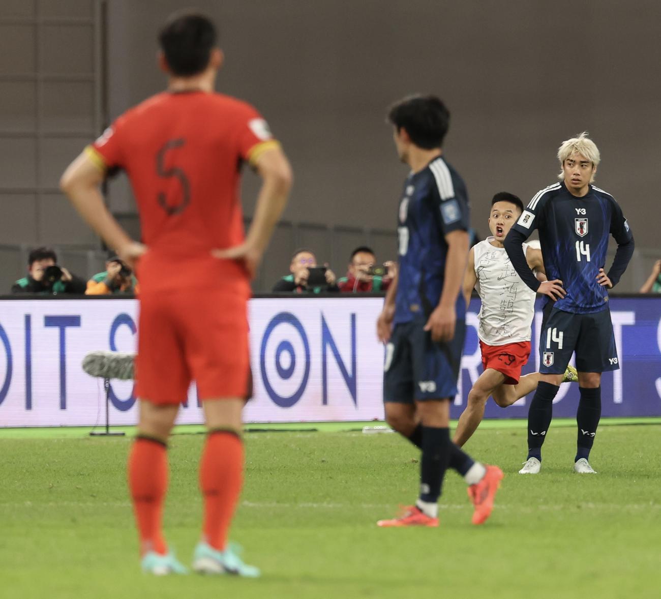日本対中国　日本対中国　前半、ピッチに侵入する中国サポーター（奥）（撮影・河田真司）