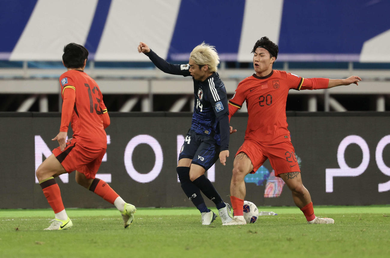 日本対中国　前半、相手と競り合う伊東（中央）（撮影・河田真司）