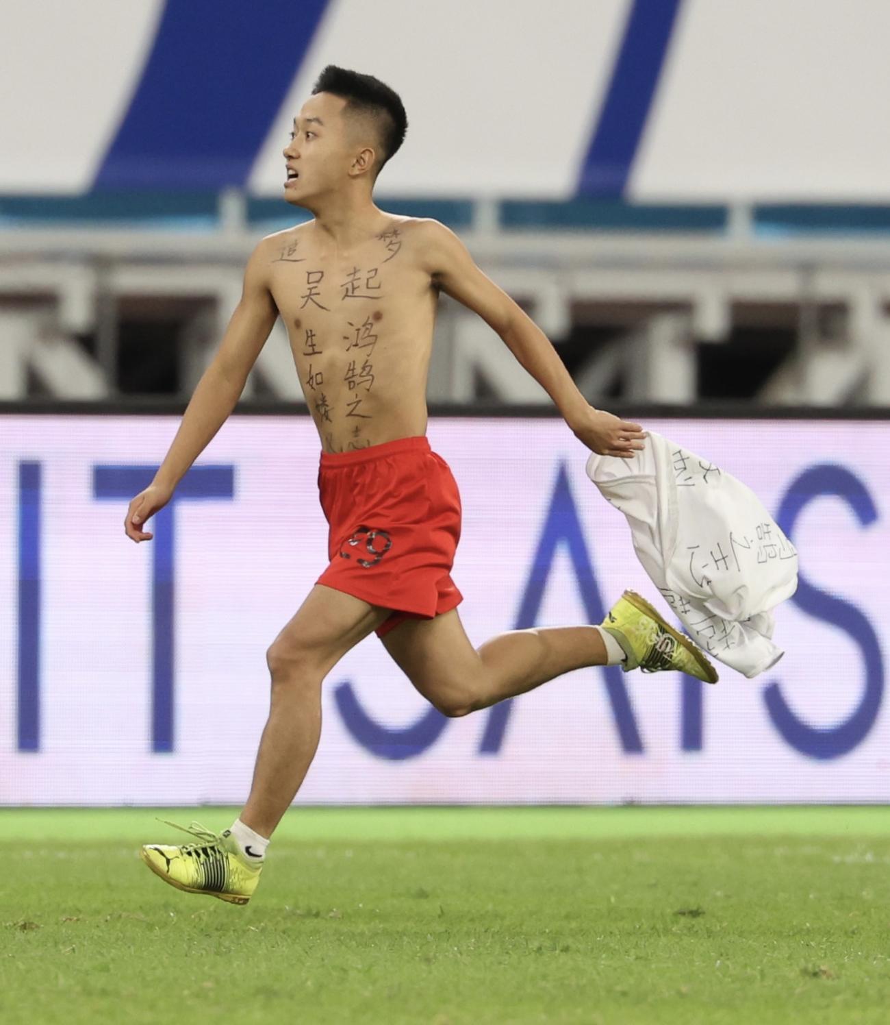 日本対中国　日本対中国　前半、ピッチに侵入する中国サポーター（撮影・河田真司）
