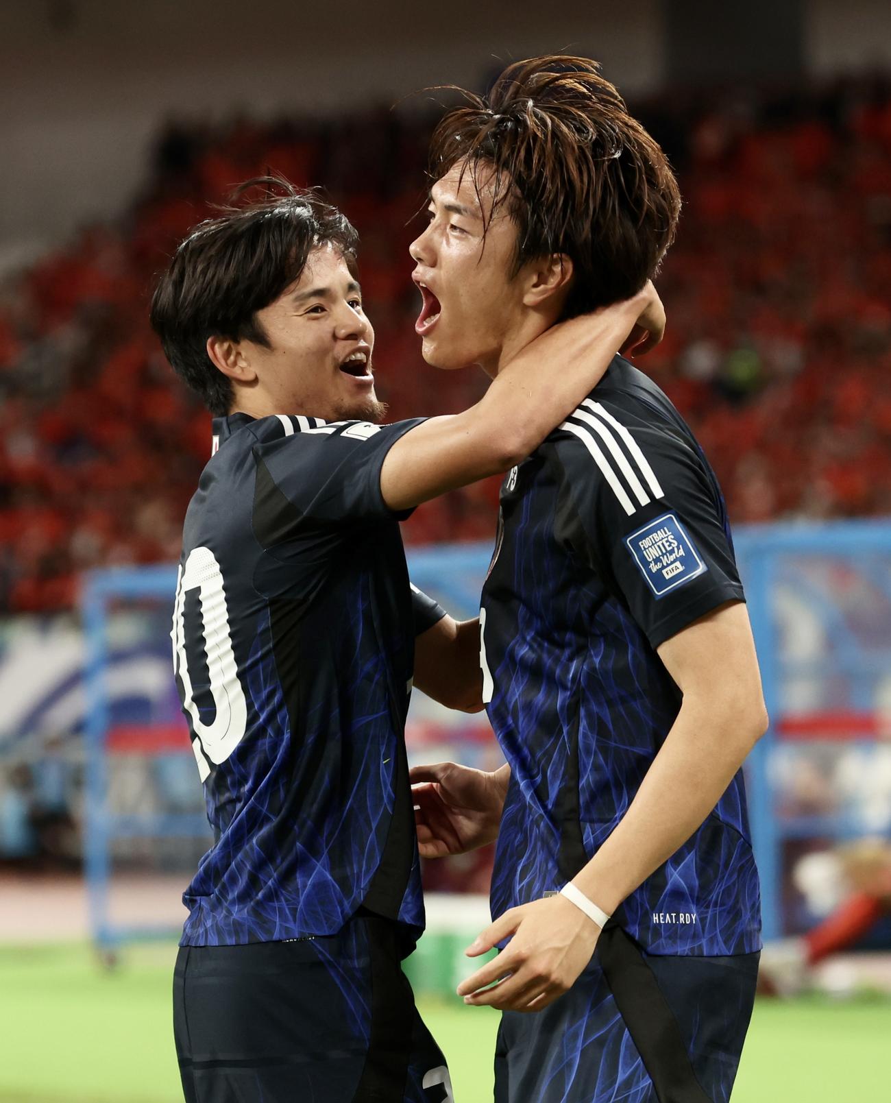 日本対中国　日本対中国　前半、先制ゴールを決め、久保（左）に迎えられる小川（撮影・河田真司）