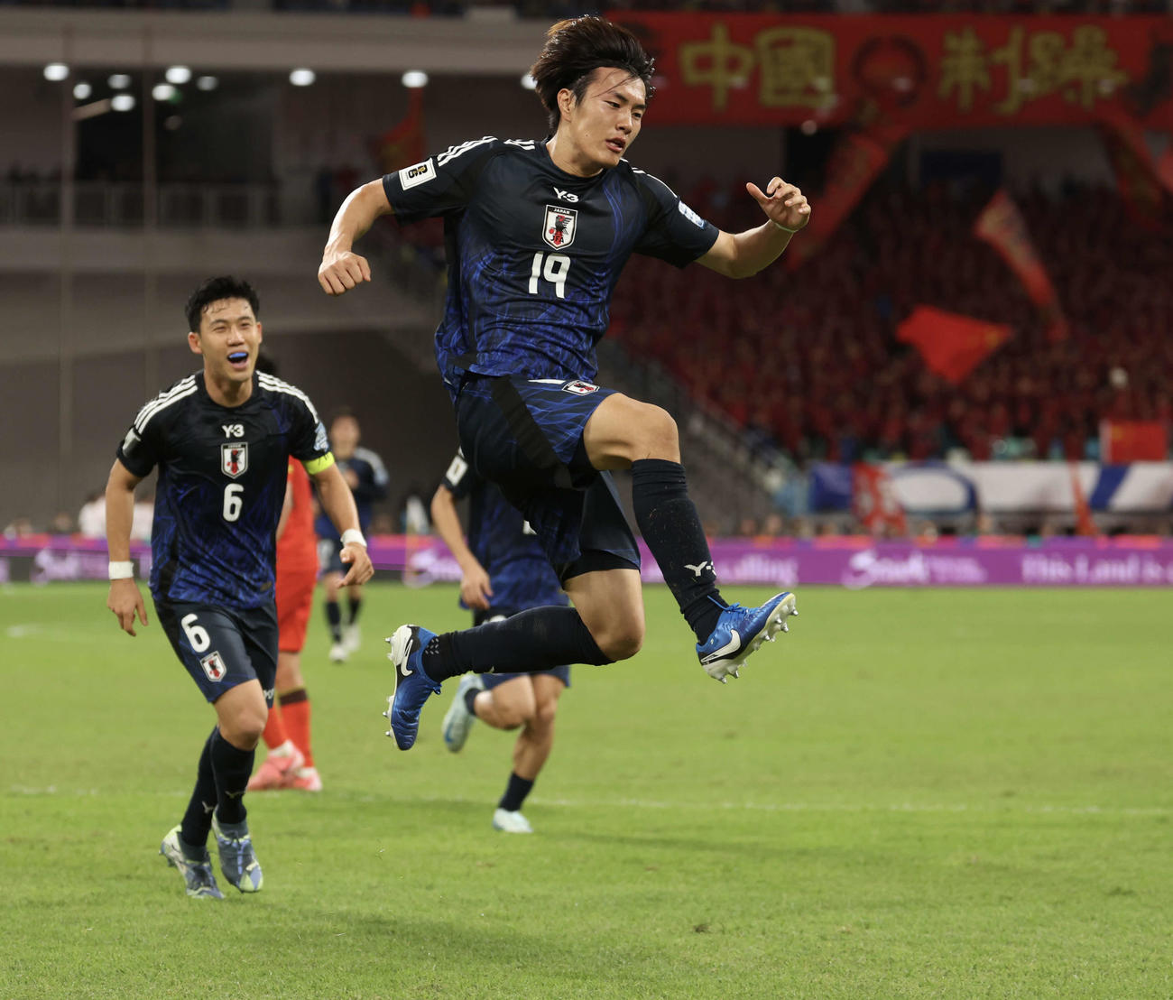 日本対中国　前半、先制ゴールを決めた小川はジャンプしながらガッツポーズする。後方左は遠藤（撮影・河田真司）
