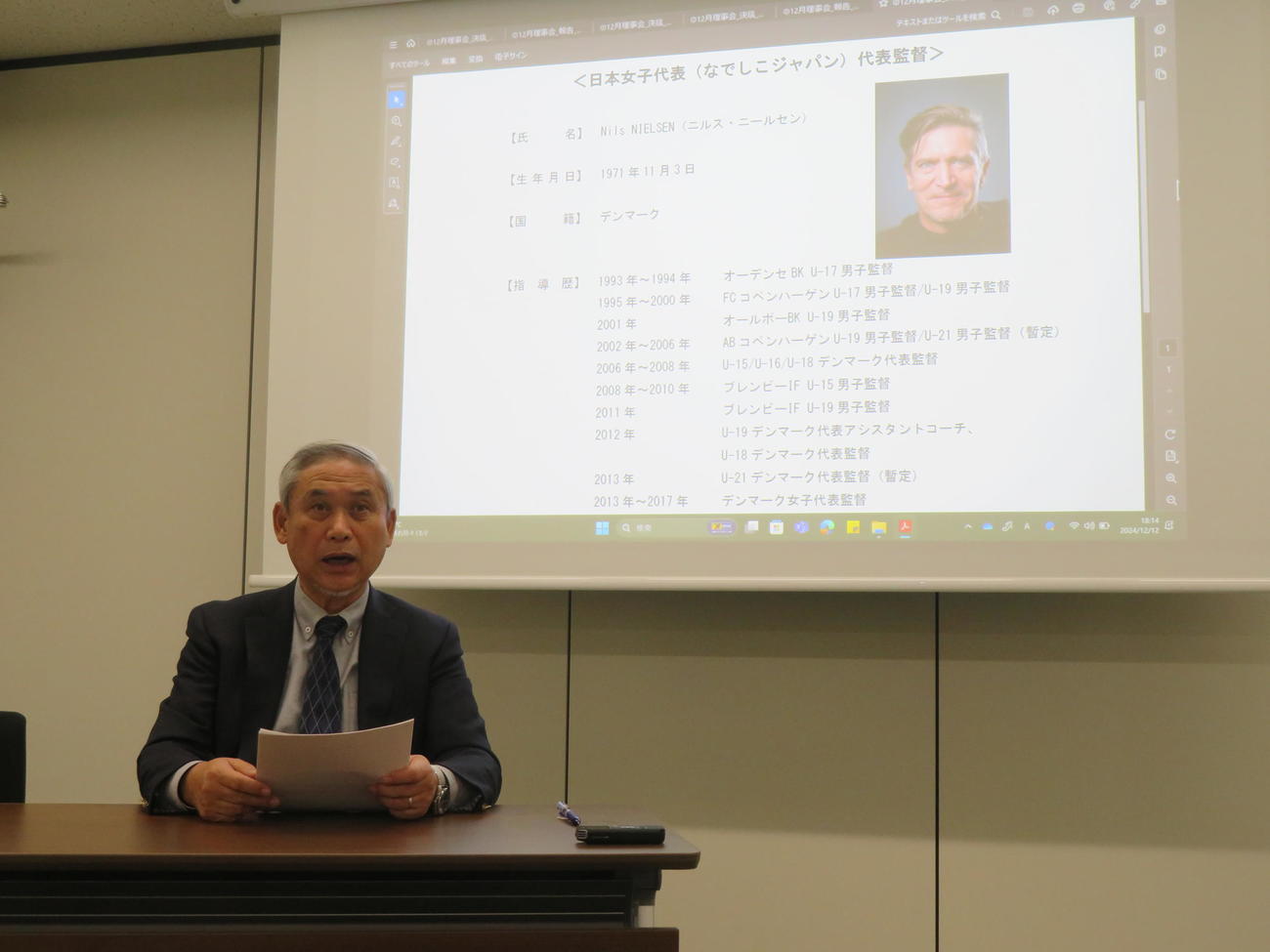 女子日本代表なでしこジャパンの新監督、ニルス・ニールセン氏について説明する佐々木則夫女子委員長（撮影・佐藤成）