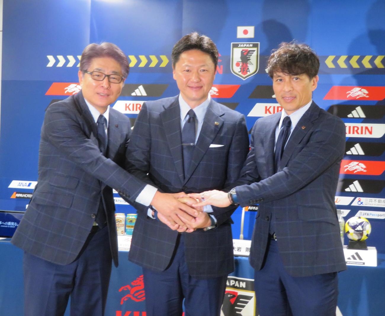ロサンゼルス五輪を目指すU－23日本代表監督に就任した大岩剛監督（中央）。左は日本サッカー協会山本昌邦ナショナルチームダイレクター。右は宮本恒靖会長（撮影・佐藤成）
