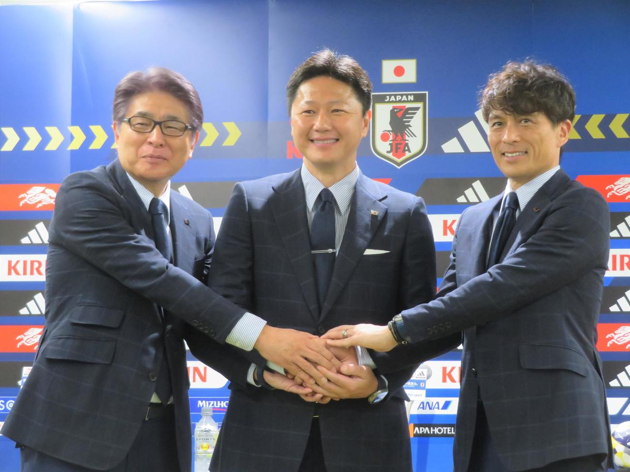 ロサンゼルス五輪を目指すU－23日本代表監督に就任した大岩剛監督（中央）。左は日本サッカー協会山本昌邦ナショナルチームダイレクター。右は宮本恒靖会長（撮影・佐藤成）